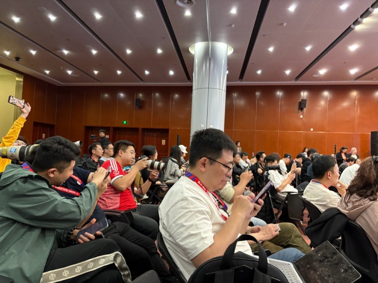 萬眾矚目！記者擠滿國足賽前新聞發(fā)布廳，賽場記者預(yù)計超300人
