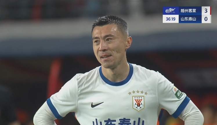 34分鐘0-3落后！36歲鄭錚苦笑36歲大雷沮喪 替補(bǔ)席黃政宇神態(tài)輕松